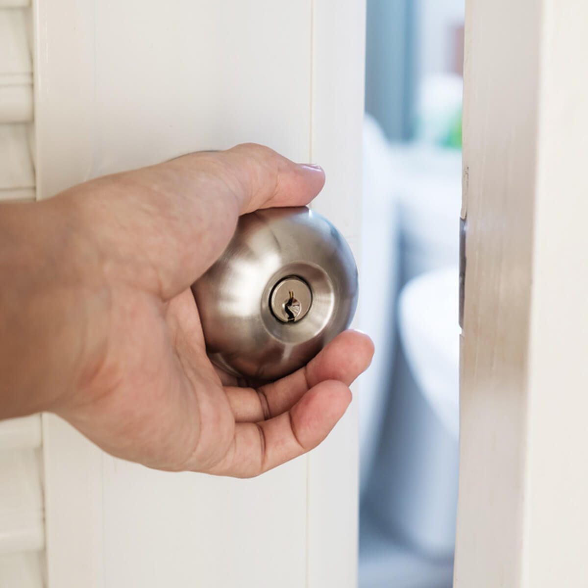 How to Replace a Doorknob In 6 Steps