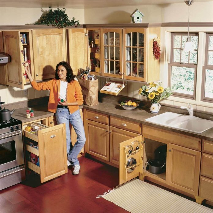 FH01SEP_02401_001 Space-Saving Kitchen Storage