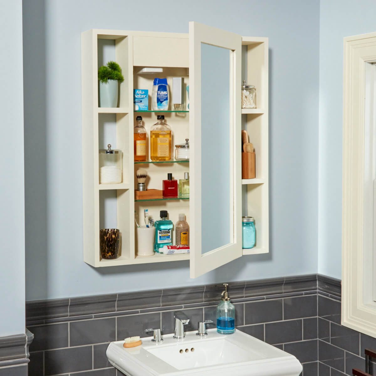 FH17ONO_582_00_011 medicine cabinet hidden compartment