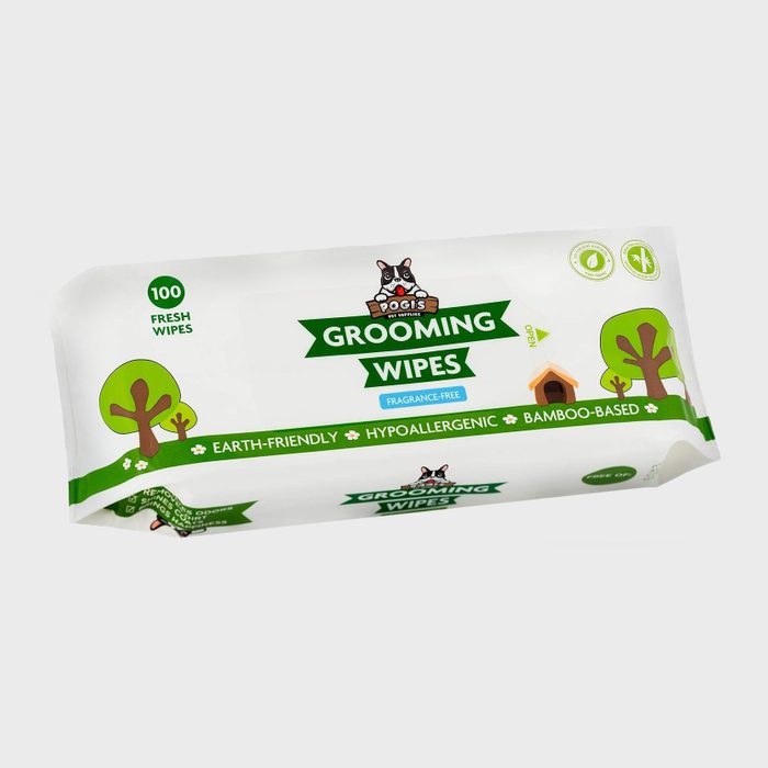 A package of grooming wipes, labeled as 