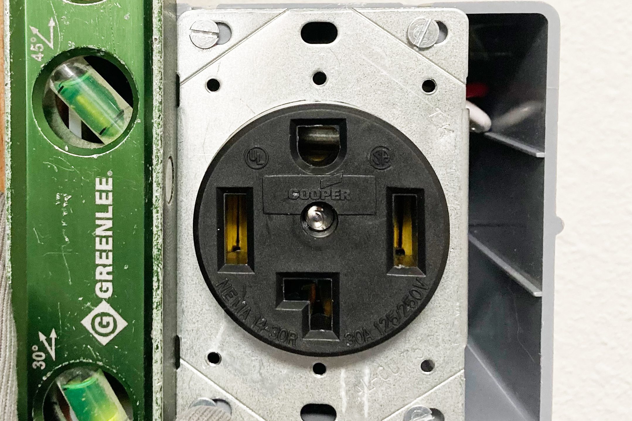 Level Receptacle