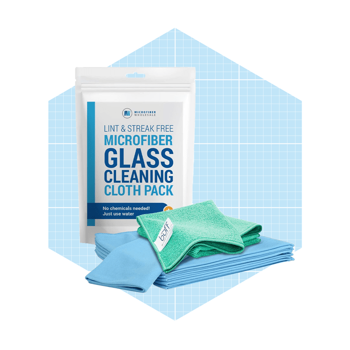 A pack of microfiber glass cleaning cloths is displayed, with a focus on their lint-free quality. The background features a light blue grid pattern.