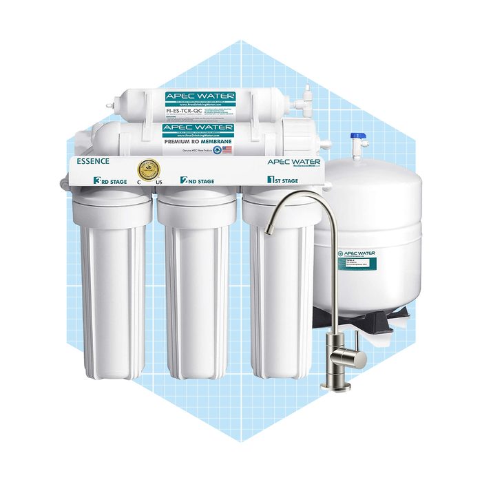 A water filtration system is displayed, featuring multiple filter stages, a storage tank, and a faucet, set against a blue grid background.