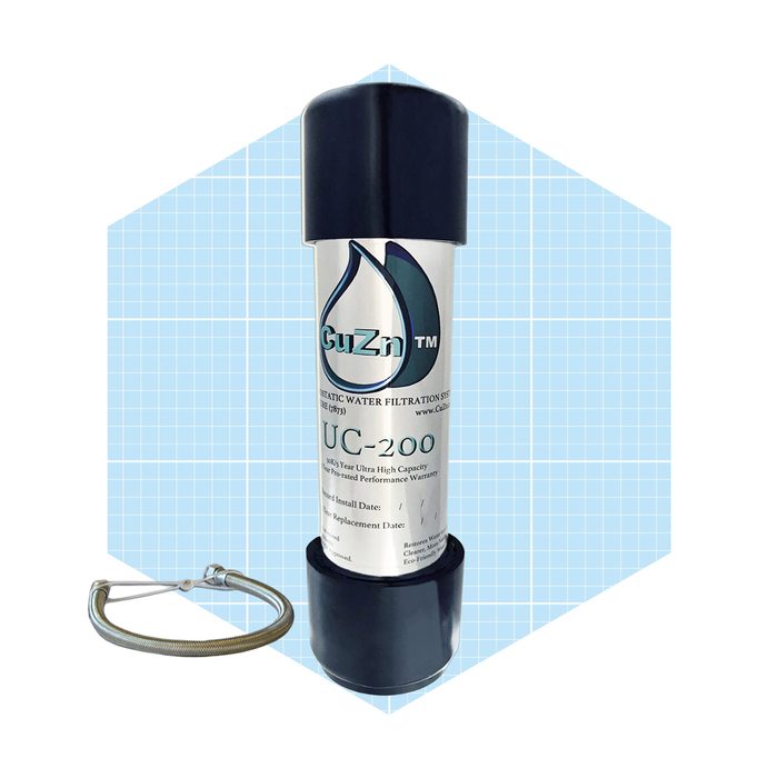 A cylindrical water filter stands upright beside a metal clip, set against a light blue geometric background, indicating its functionality for water purification.