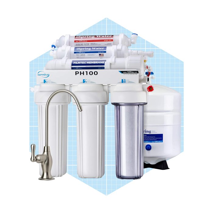 A water filtration system filters and purifies water, featuring multiple cartridges and a faucet, set against a light blue grid background.