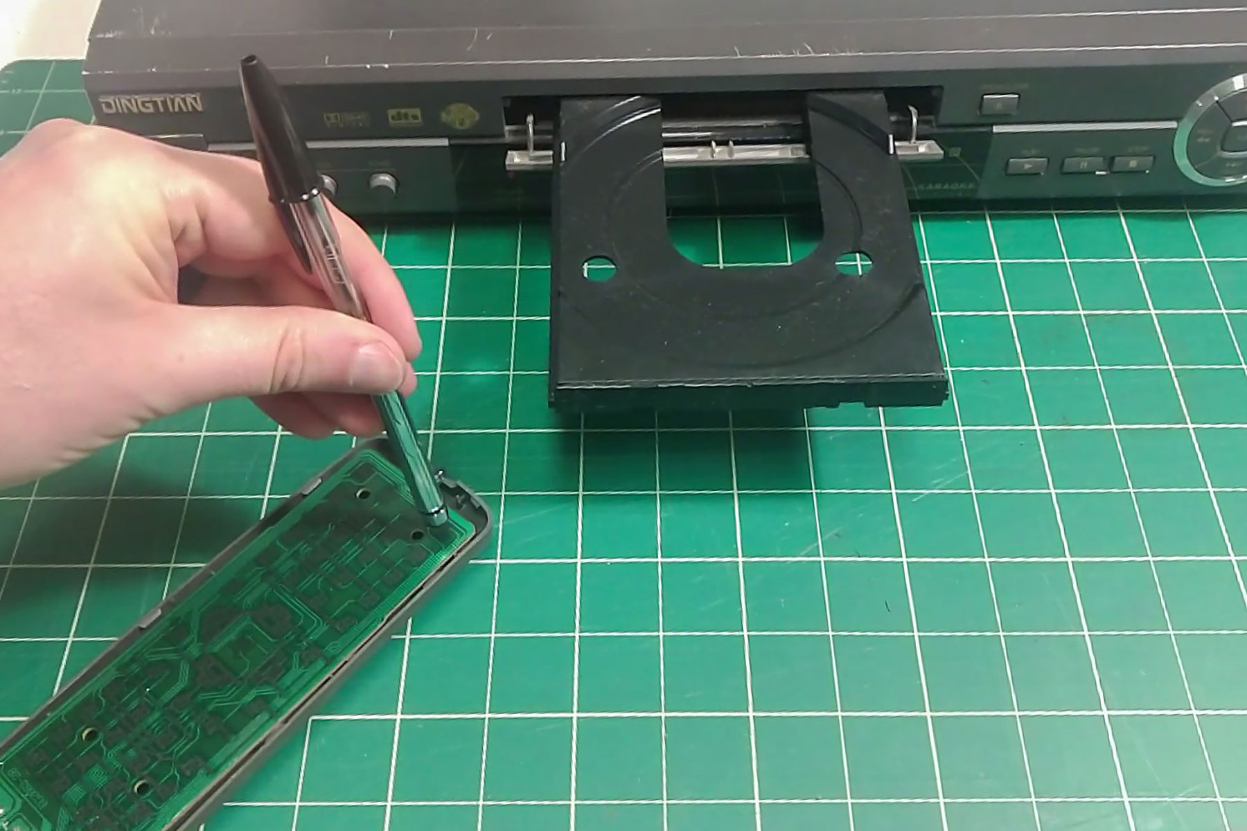 Checking the conductive pads of a remote with stylus