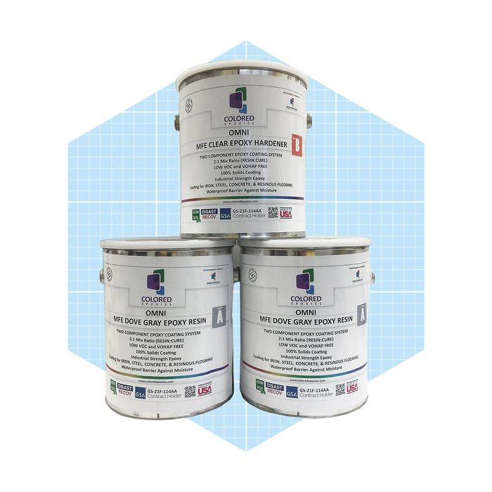 Three cans of epoxy resin and hardener are stacked, labeled for color and application. The background is a light blue grid pattern.