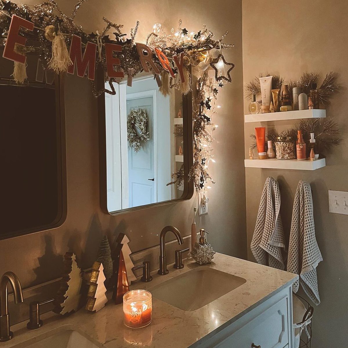 10 Bathrooms Decorated For Christmas To Give You Inspiration Cozy Lights Courtesy @tayloramorgan Instagram