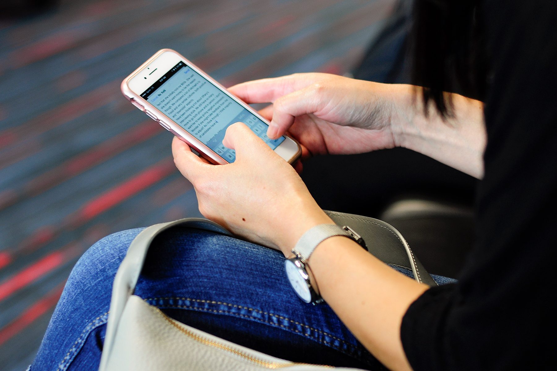 Why The FBI Is Warning iPhone and Android Users Not to Text Each Other