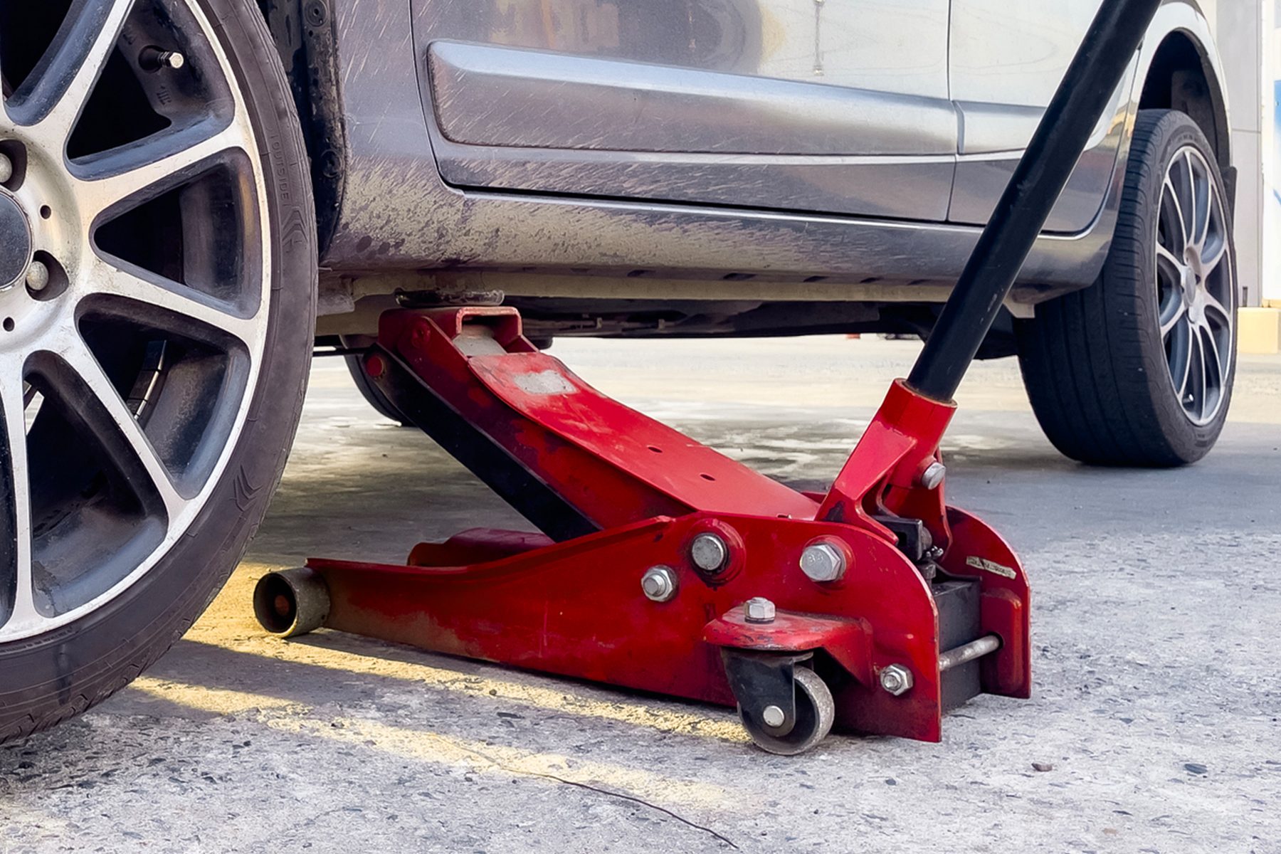 Types Of Car Jacks Ft Gettyimages 1855083325